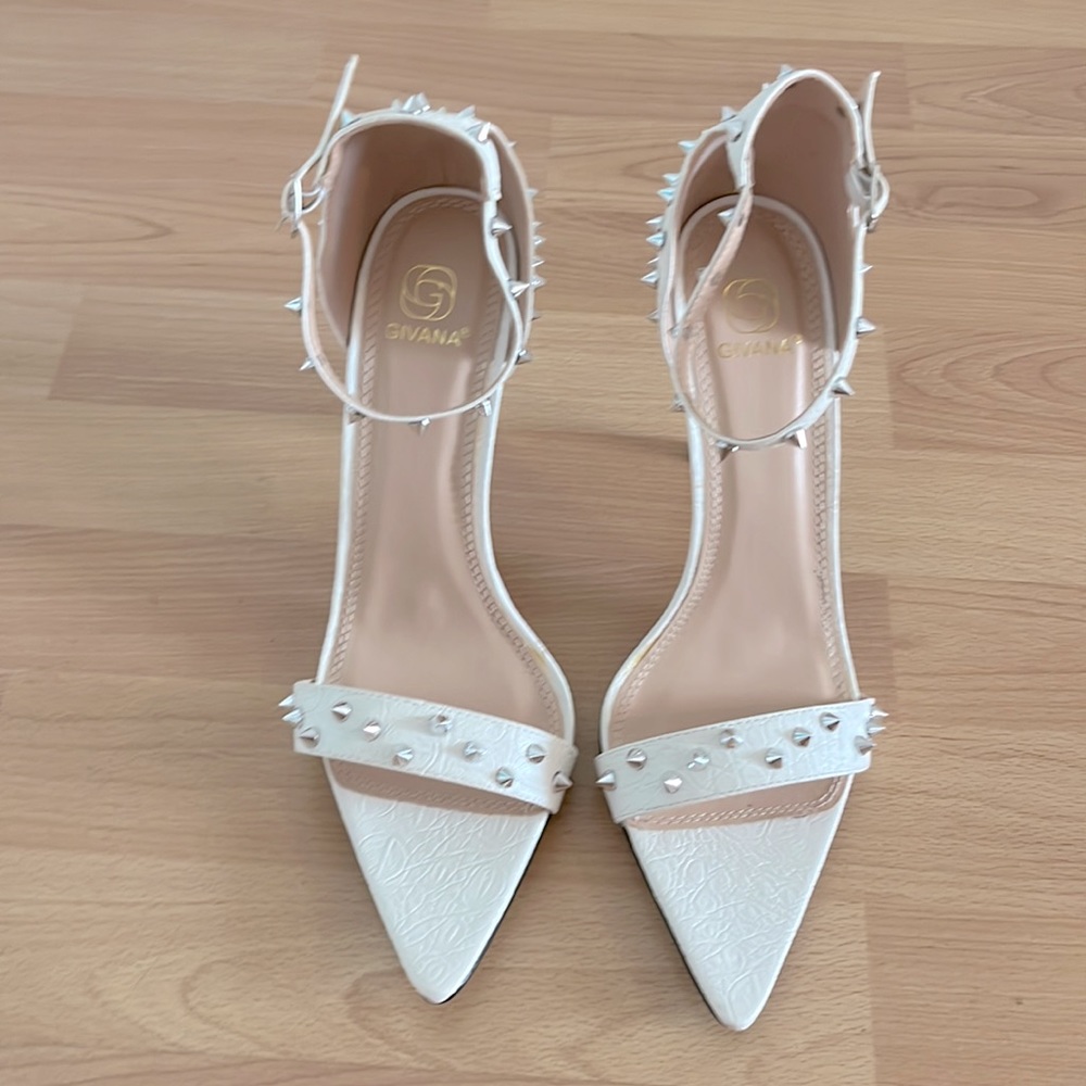 Whithe pointy studd high heels